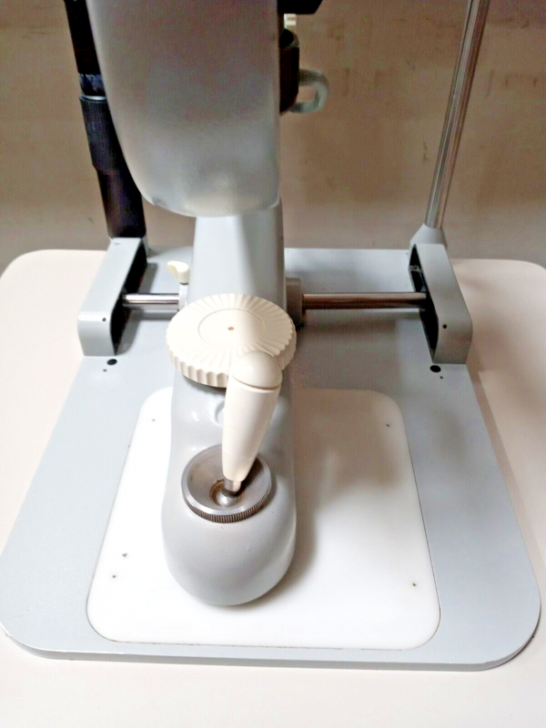 Carl Zeiss F125 Slit Lamp w/HAAG Streit Tonometer and Power Table